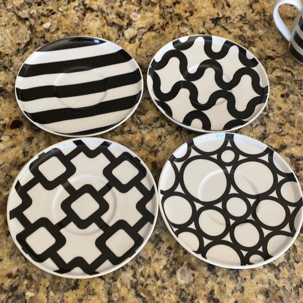 Crate & Barrel Black and White Demitasse Espresso Cup Set. 4 cups/4 saucers.
